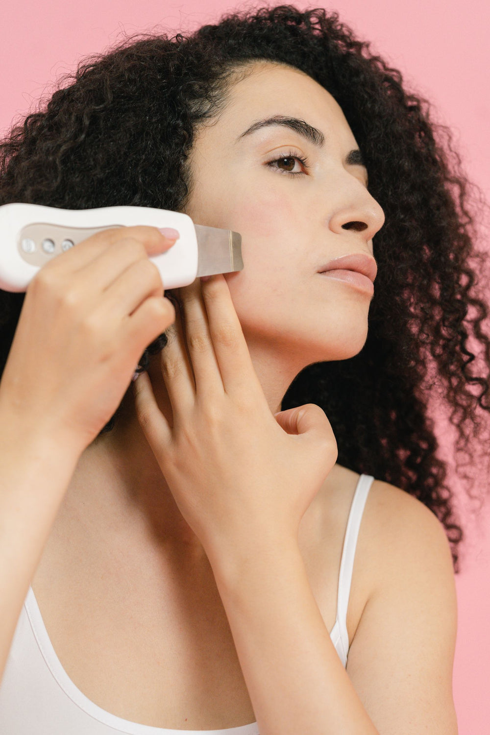 PrimeLux Ultrasonic Skin Scrubber – Woman using an ultrasonic skin scrubber